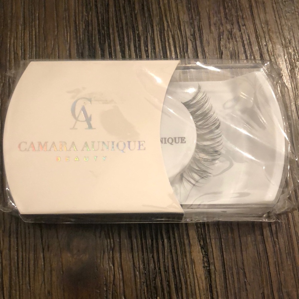 Camera Aunique Beauty / Mary Lash